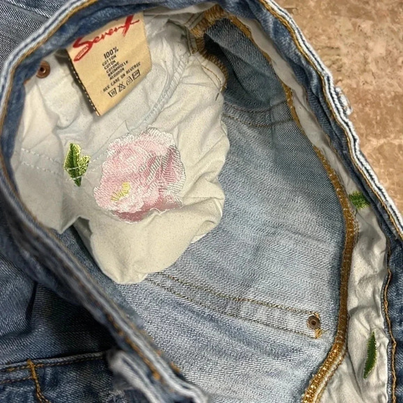 7 for all mankind woman sz 22 blue distressed cropped,floral embroidery,fray hem - Picture 8 of 15